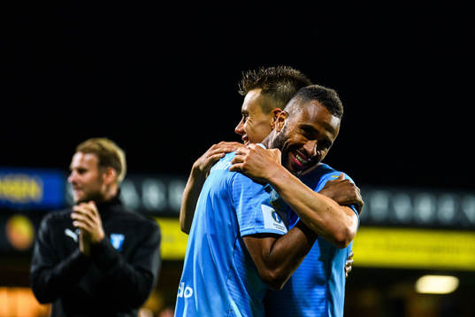 Malmö FFs Jonas Knudsen kramar om Isaac Kiese Thelin