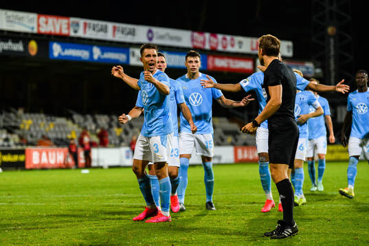 Malmö FFs Jonas Knudsen jublar framför domare Kristoffer