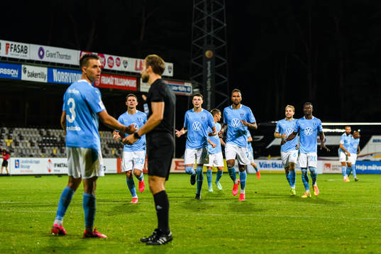 Malmö FFs Jonas Knudsen i samtal med domare Kristoffer