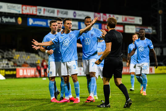 Malmö FFs Jonas Knudsen jublar framför domare Kristoffer