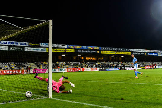 Malmö FFs Guillermo Molins sätter straff bakom Mjällbys