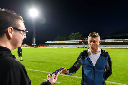 Malmö FFs tränare Jon Dahl Tomasson blir intervjuad