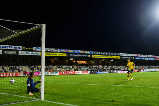 Mjällbys David Löfquist sätter en straff bakom Malmö