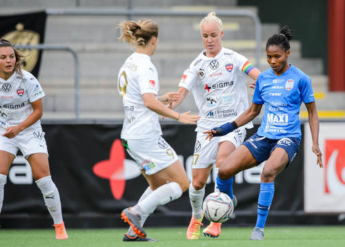 Rosengårds Anna Anvegård och Caroline Seger  i en kamp