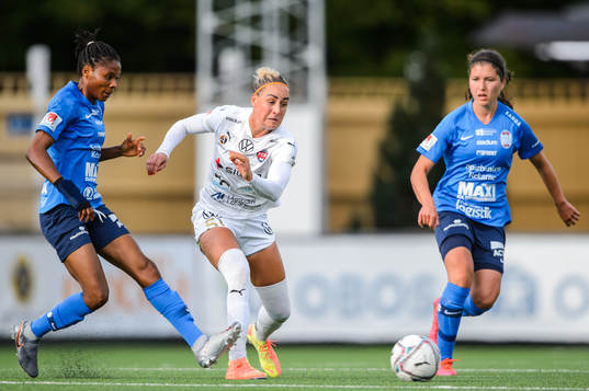 Eskilstunas Halimatu Ayinde och Loretta Kullassi i en kamp