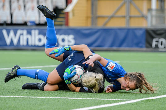 Eskilstunas Elise Stenevik kolliderar med målvakt Emelie