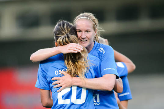 Eskilstunas Vaila Barsley och Anna Oscarsson jublar