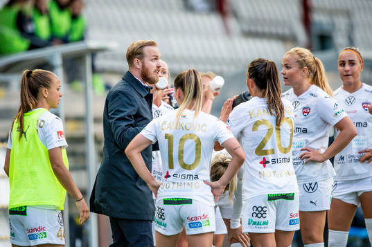 Rosengårds tränare Jonas Eidevall försöker peppa