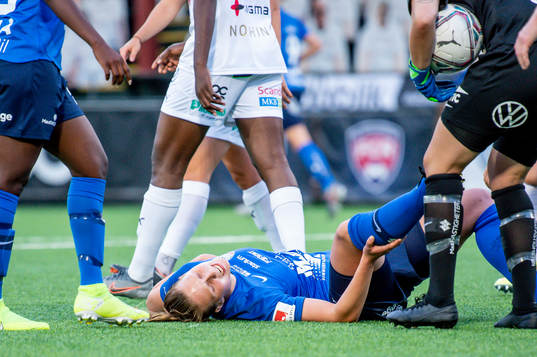 Eskilstunas Elise Stenevik grinar illa på planen
