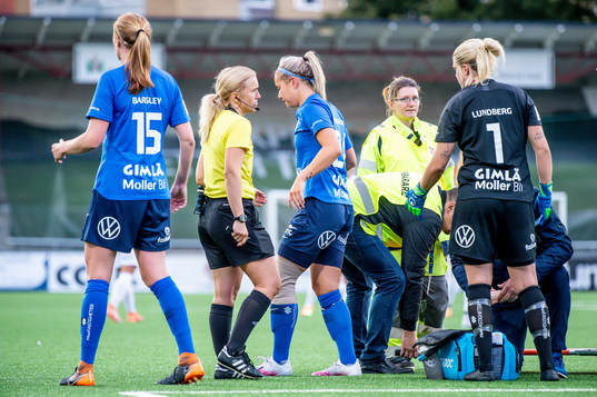 Eskilstunas Emma Engström skadas och får lämna planen