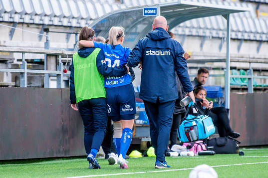 Eskilstunas Emma Engström skadas och får lämna planen