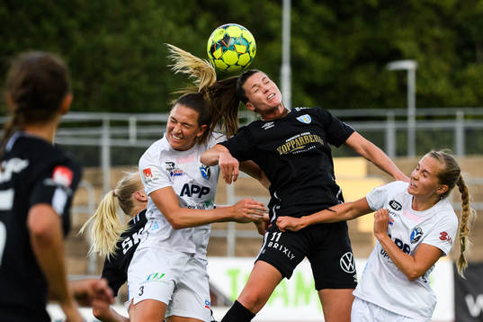 Växjös Jennie Nordin och Ria Öling försvarar mot