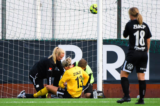 Göteborgs målvakt Jennifer Falk får vård