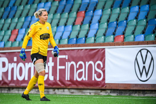 Göteborgs målvakt Jennifer Falk har ont