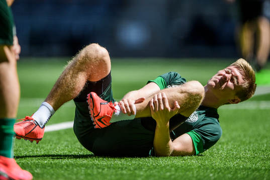 Hammarbys Aron Johansson har ont