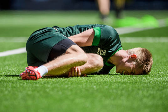 Hammarbys Aron Johansson har ont