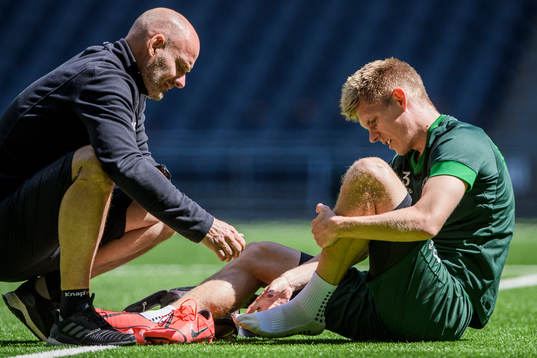 Hammarbys Aron Johansson får läkarvård av Mikael Klotz,