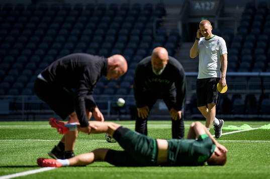 Hammarbys tränare Stefan Billborn ser på när Hammarbys