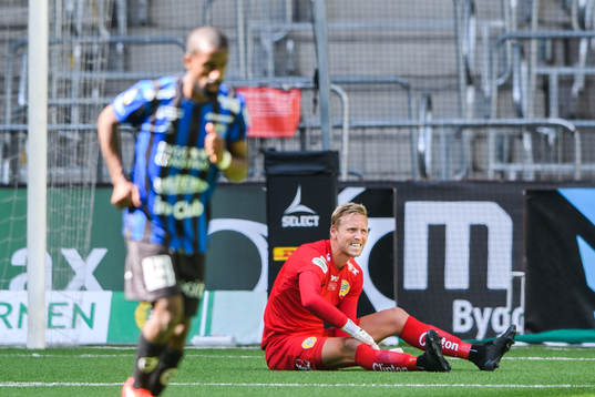 Hammarbys målvakt David Ousted har ont