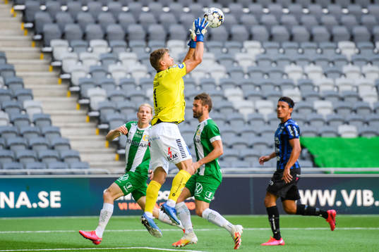 Sirius målvakt Lukas Jonsson räddar skott