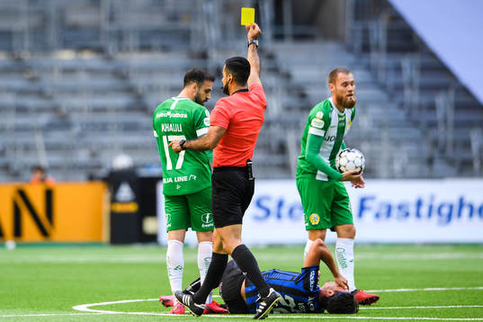 Hammarbys Abdul Khalili får en varning av domare Mohammed