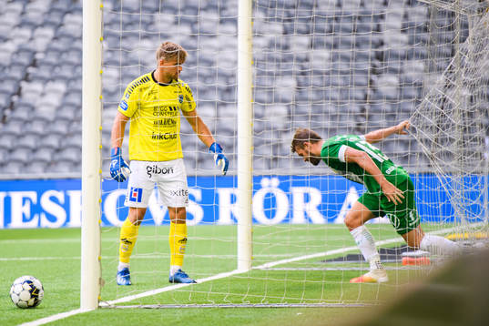 Sirius målvakt Lukas Jonsson och Hammarbys Mads Fenger