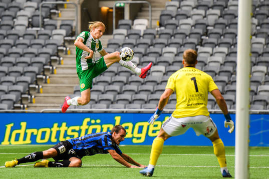 Hammarbys Gustav Ludwigson oroar framför Sirius Adam