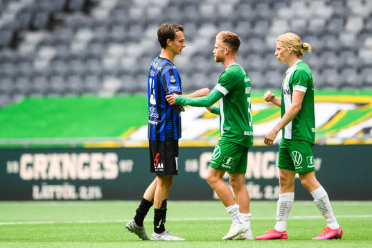 Sirius Hjalmar Ekdal med Hammarbys Dennis Widgren och