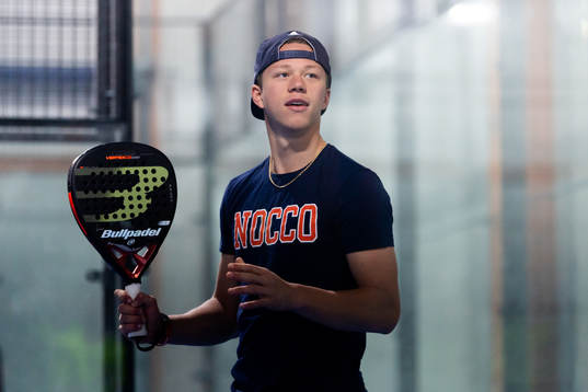 Frölundas Lucas Raymond spelar padel