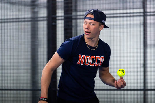 Frölundas Lucas Raymond spelar padel