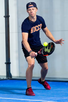 Frölundas Lucas Raymond spelar padel