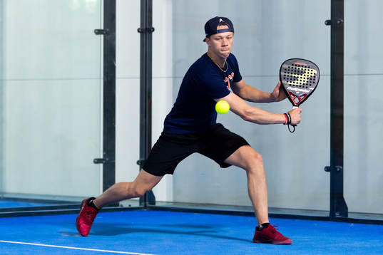 Frölundas Lucas Raymond spelar padel