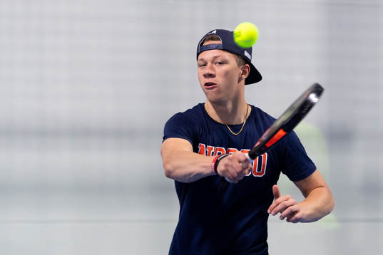 Frölundas Lucas Raymond spelar padel