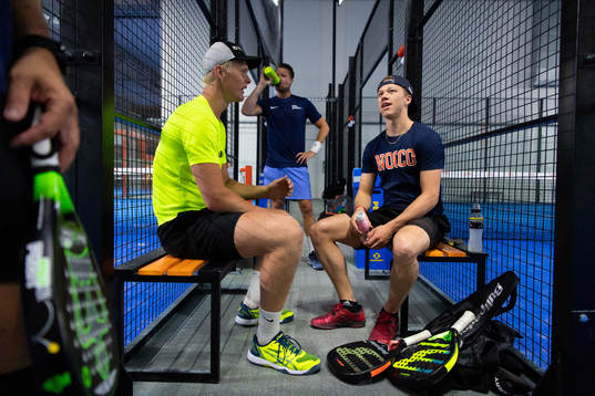 Frölundas Lucas Raymond spelar padel