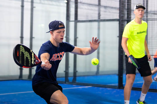 Frölundas Lucas Raymond spelar padel