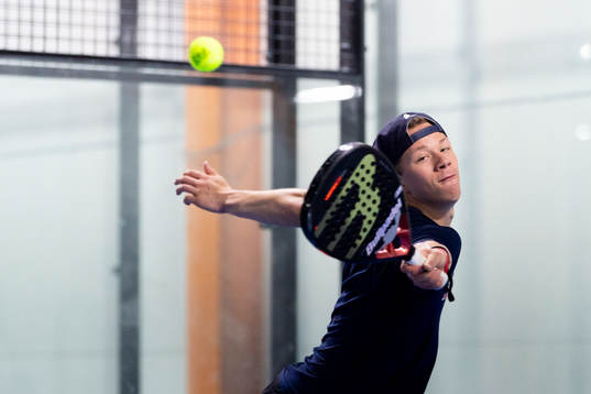 Frölundas Lucas Raymond spelar padel