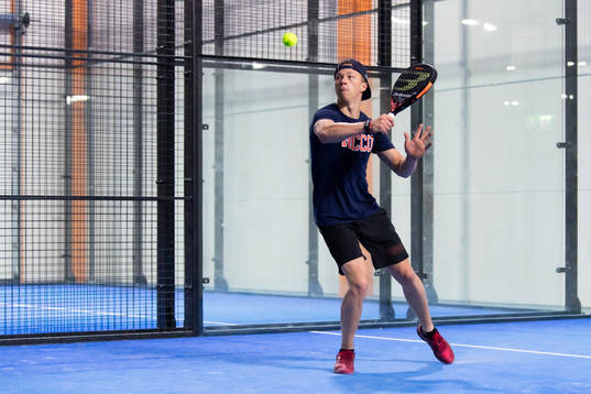 Frölundas Lucas Raymond spelar padel