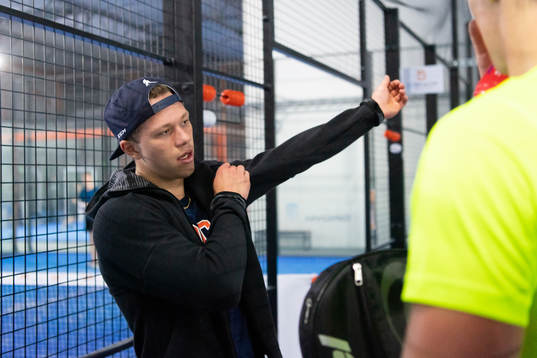 Frölundas Lucas Raymond spelar padel