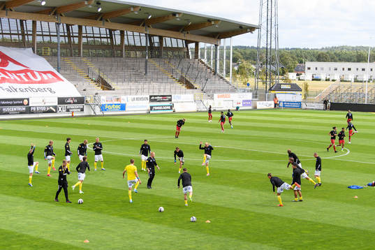 Falkenbergs spelare värmer upp före fotbollsmatchen i