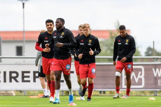 Östersunds spelare före fotbollsmatchen i Allsvenskan