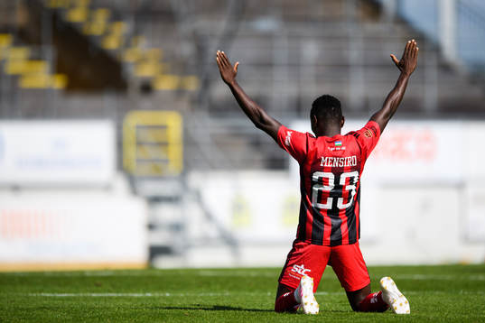 Östersunds Sam Mensiro jublar