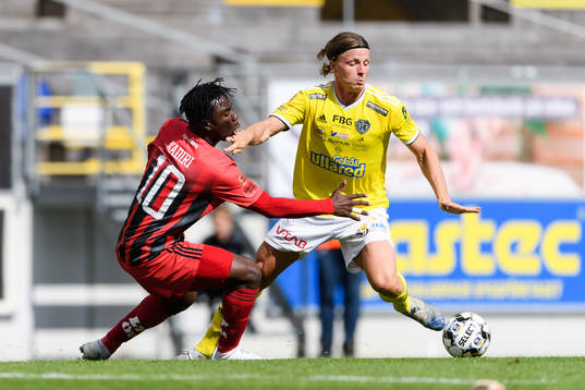 Östersunds Jordan Attah Kadiri  och Falkenbergs Carl