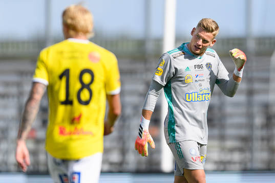 Falkenbergs målvakt Johan Brattberg blir utvisad