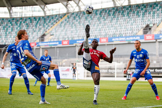 Sundsvalls Johan Blomberg och Örgrytes Bubacarr Jobe