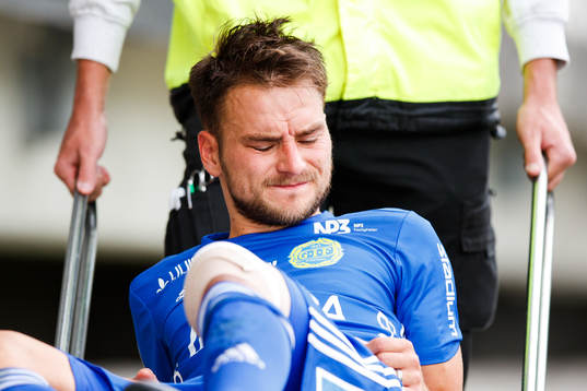 Sundsvalls Pontus Silfwer lämnar planen på bår