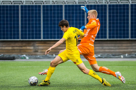 Halmstads Emil Tot Wikström och Umeås målvakt Viktor