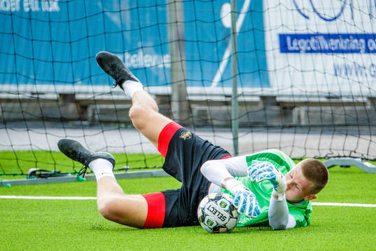 Västerås målvakt Sebastian Selin innan fotbollsmatchen i