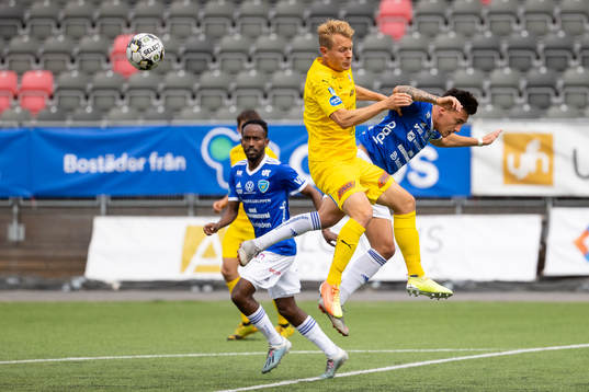 Halmstads Joel Allansson och Umeås Deniz Yaldir i kamp om