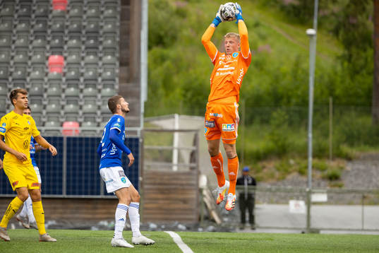 Umeås målvakt Viktor Frodig fångar bollen