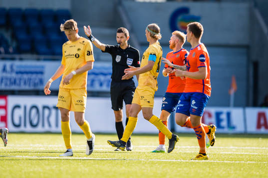 Tore Hansen, referee